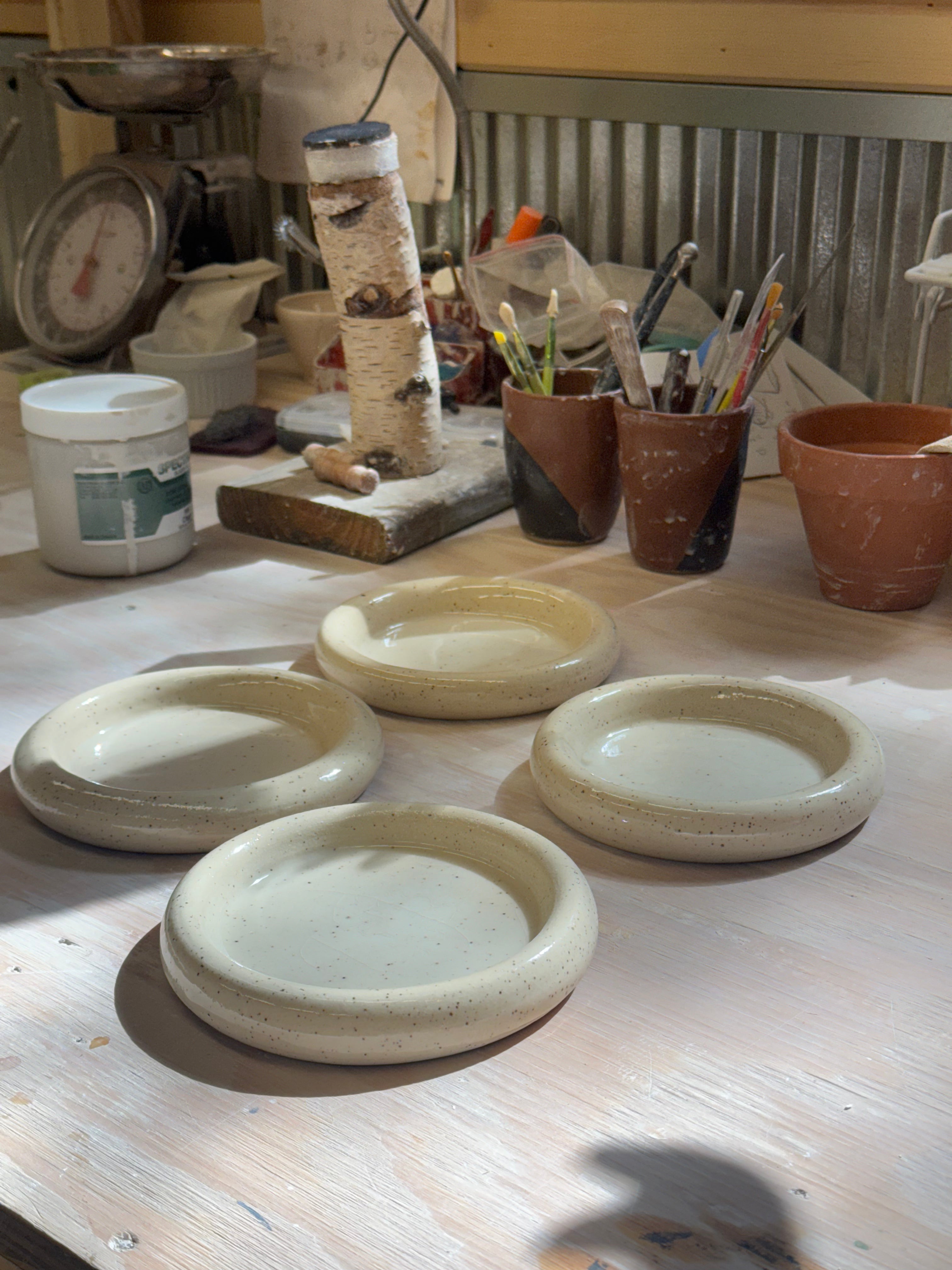 Doughnut Plate - Tan & White Speckle